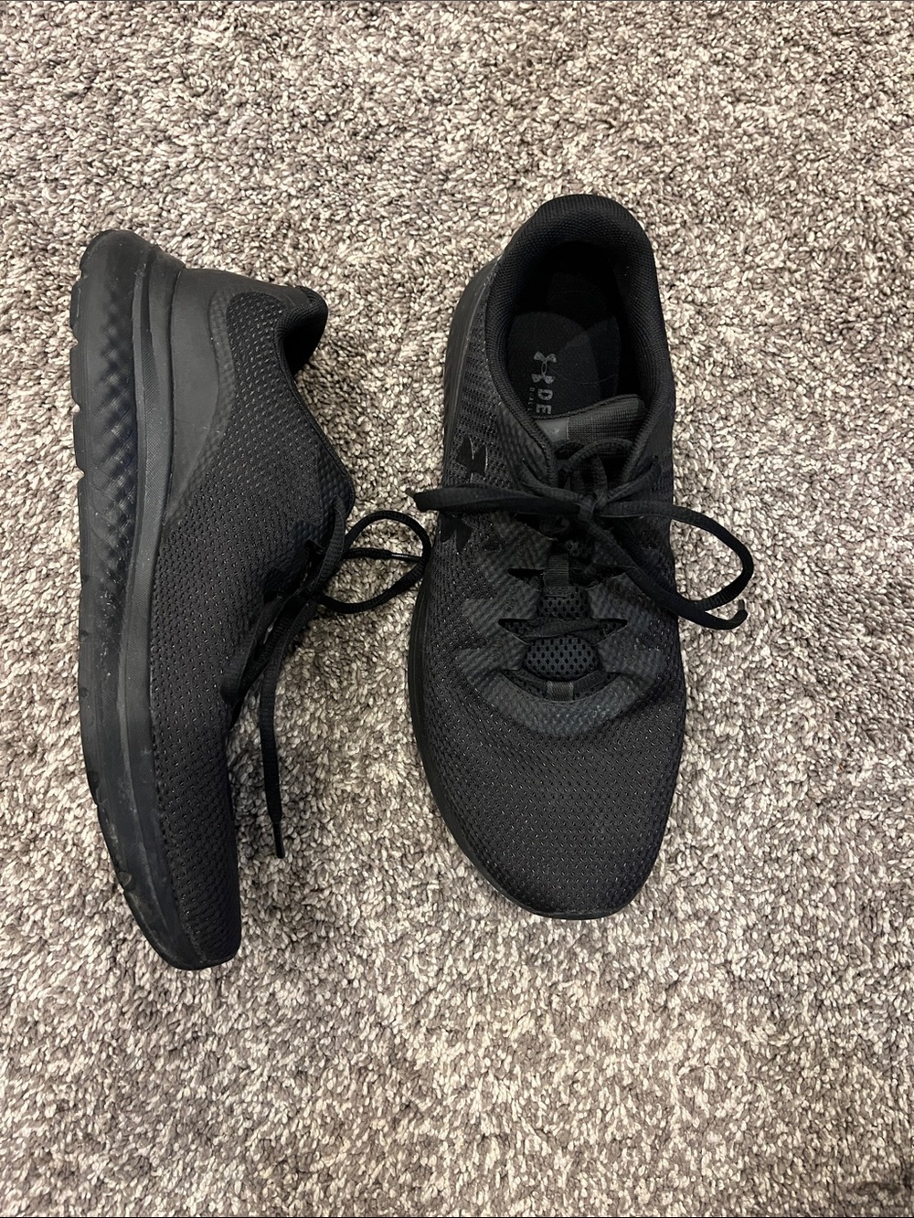 Men's Under Armour All-Black Athletic Running Shoes with Lightweight Mesh